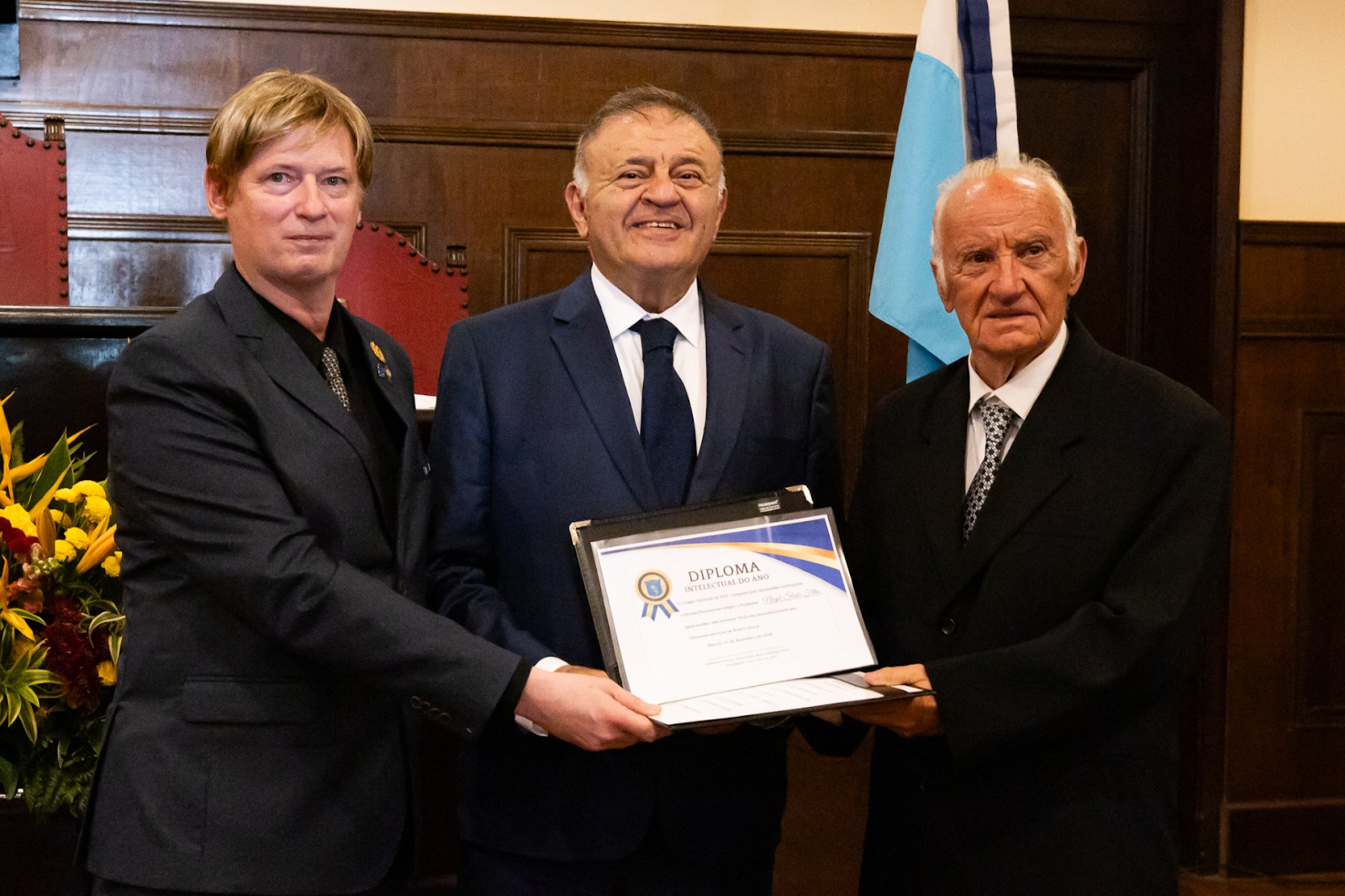                                                                              O desembargador Nagib Slaibi Filho com o professor doutor Raymundo Nery Stelling Junior (esq) e de Carlos Mônaco (dir), presidente do Grupo Mônaco de Cultura