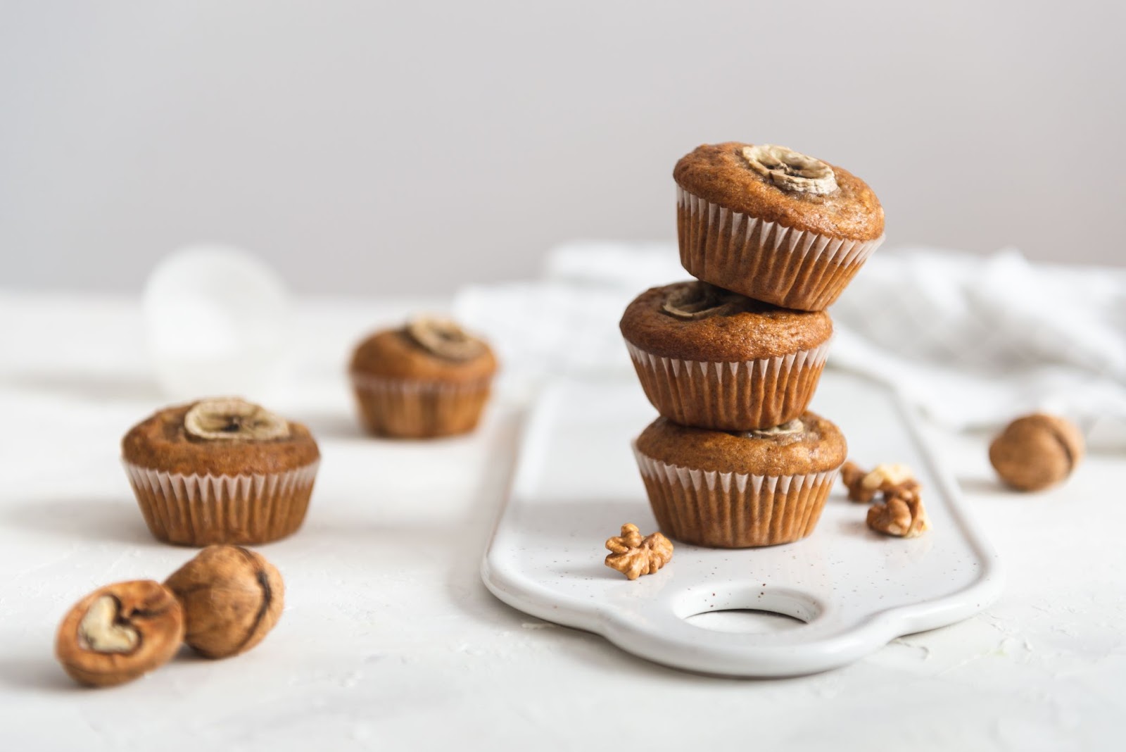 Banánové muffiny a vlašské orechy na plastovej tácke