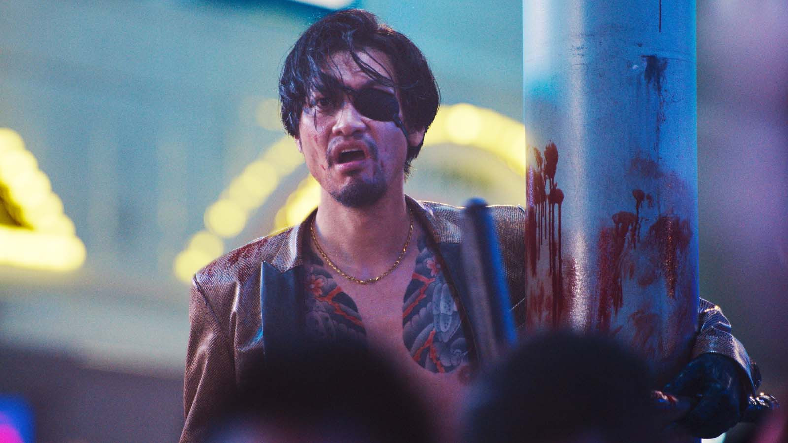 Goro Majima, personaje de Yakuza Like a Dragon, con su característico parche en el ojo, en una escena de acción de la serie live-action.