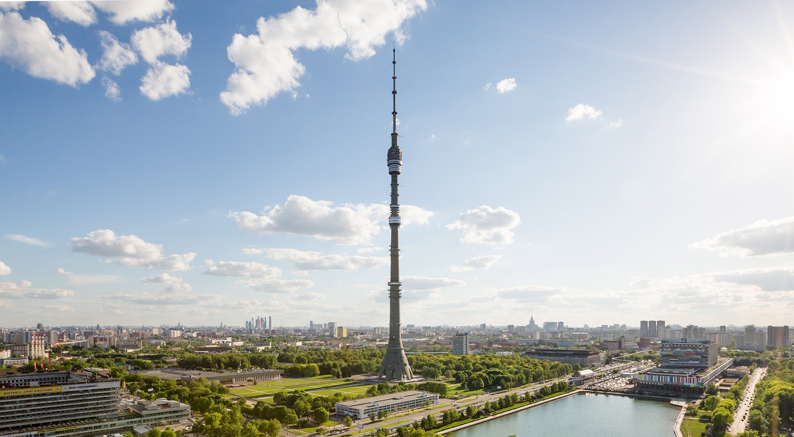 Vista de la ciudad con la torre Ostankino en medio. Tvtower