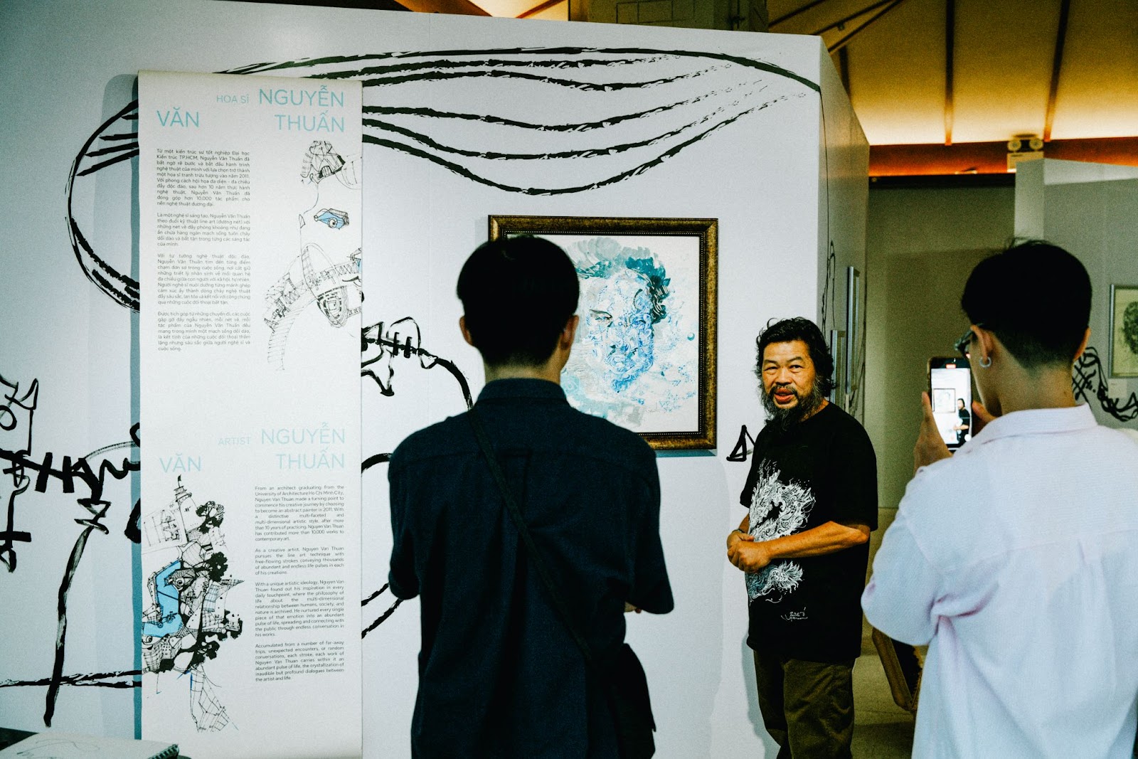 Hoa-si-Nguyen-Van-Thuan-tu-hao-gioi-thieu-tac-pham-cua-minh