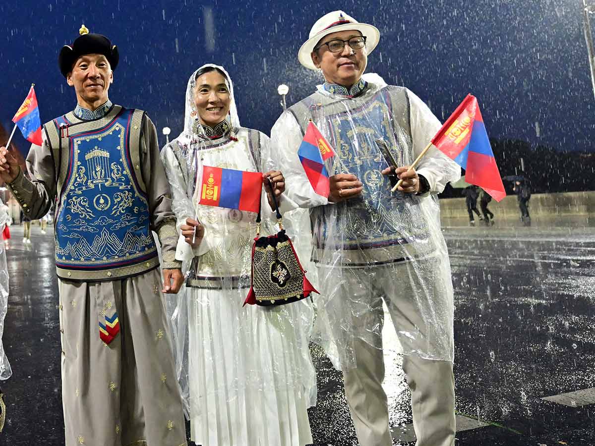 Representantes de Mongolia luciendo el que es considerado el uniforme más elegante de Los Juegos Olímpicos 2024.