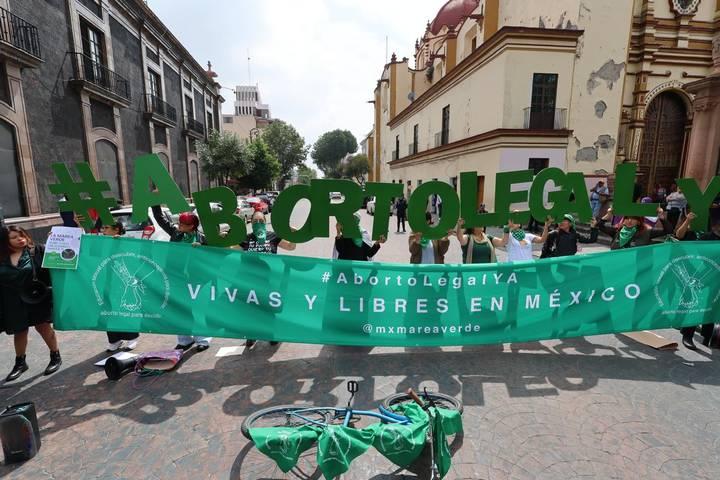 Un grupo de personas en una plaza

Descripción generada automáticamente con confianza media