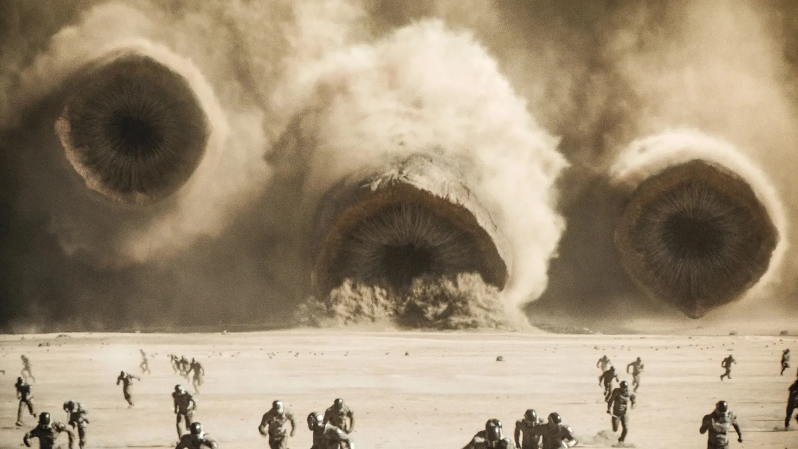 Gusanos de arena gigantes emergiendo del desierto mientras un grupo de personas corre para escapar en medio de una tormenta de arena.