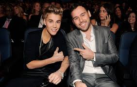 This contains an image of Justin Bieber and Scooter Braun 