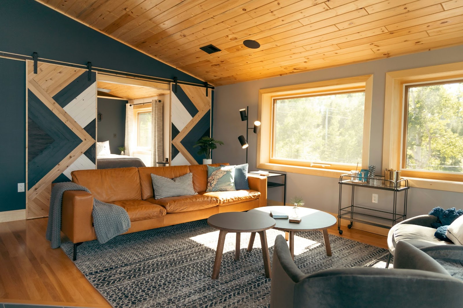 7. Afaceri cu mobilier și articole de decor