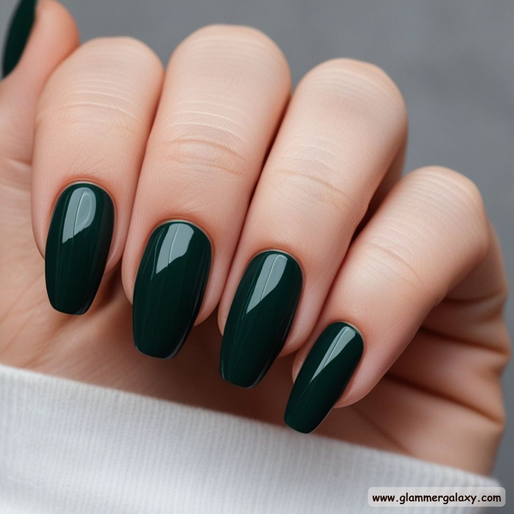 Winter and Fall Dark Green Nails having Bold Classics
