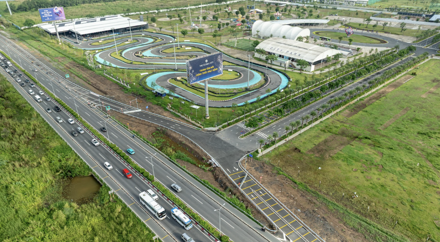 A road with cars on itAI-generated content may be incorrect.