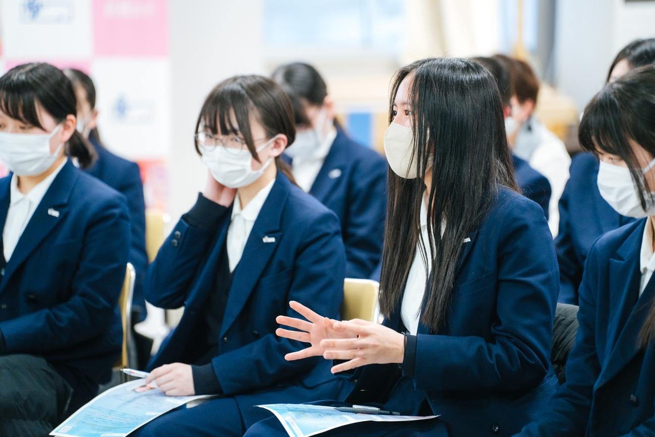 スーツ姿の男性がベンチに座っている人たち

AI によって生成されたコンテンツは間違っている可能性があります。