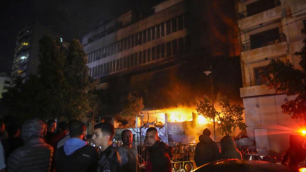 Un immeuble de Beyrouth en flammes après un bombardement israélien le 17 novembre 2024.