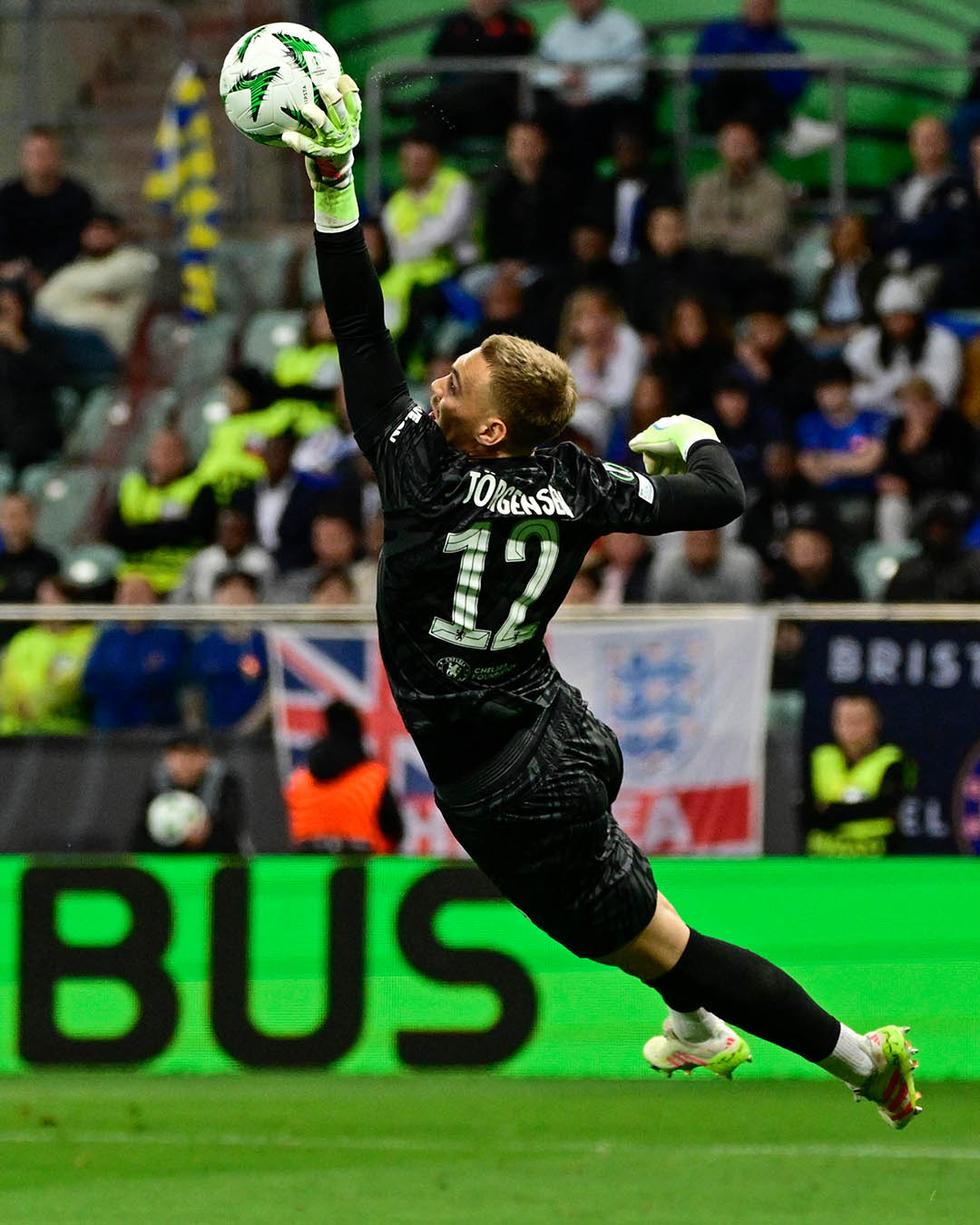 Goleiro do Real Betis realizando uma defesa