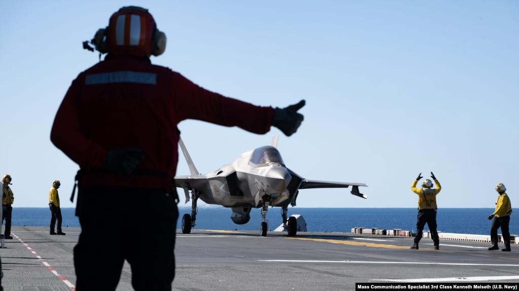 2025年7月14日,在“护身军刀25”演习期间,一架美国海军陆战队的F-35B闪电II飞机准备从两栖攻击舰“美国号”的飞行甲板上起飞,同时在珊瑚海进行飞行作业。