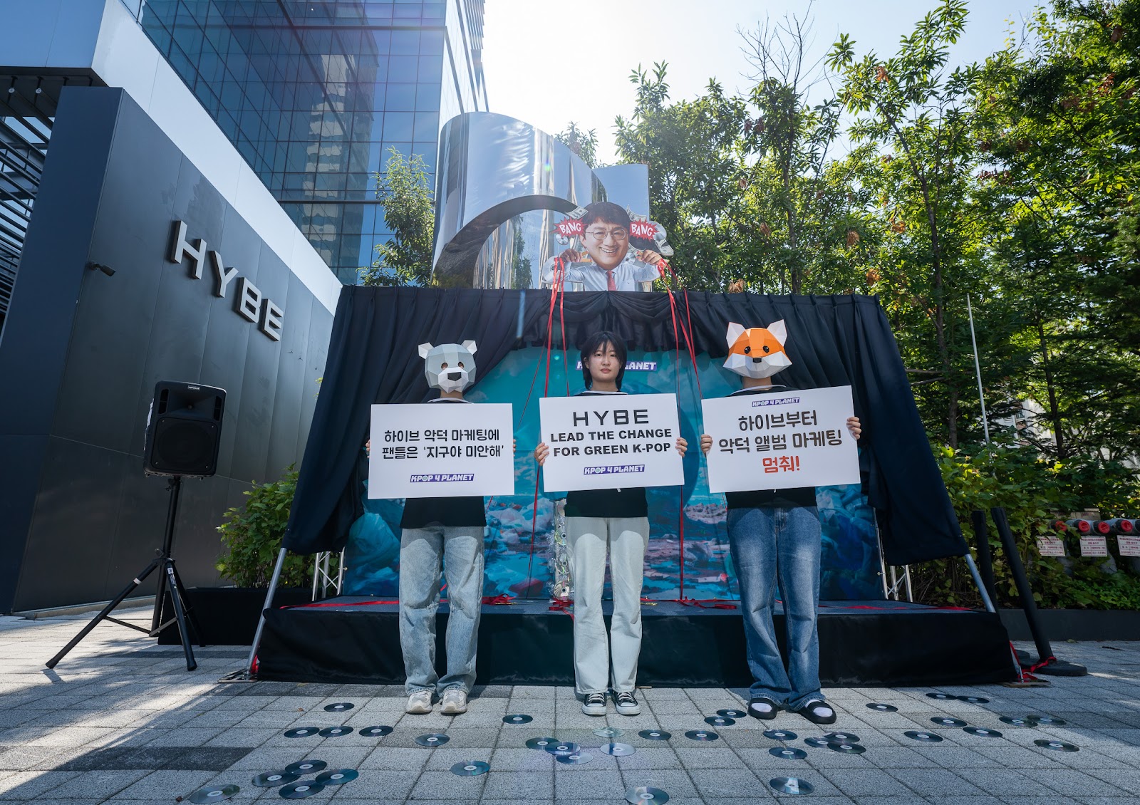 Aksi demo penggemar Kpop di depan kantor HYBE. (Foto: Dok)