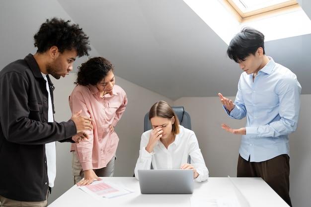 mulher sofrendo assédio moral no trabalho