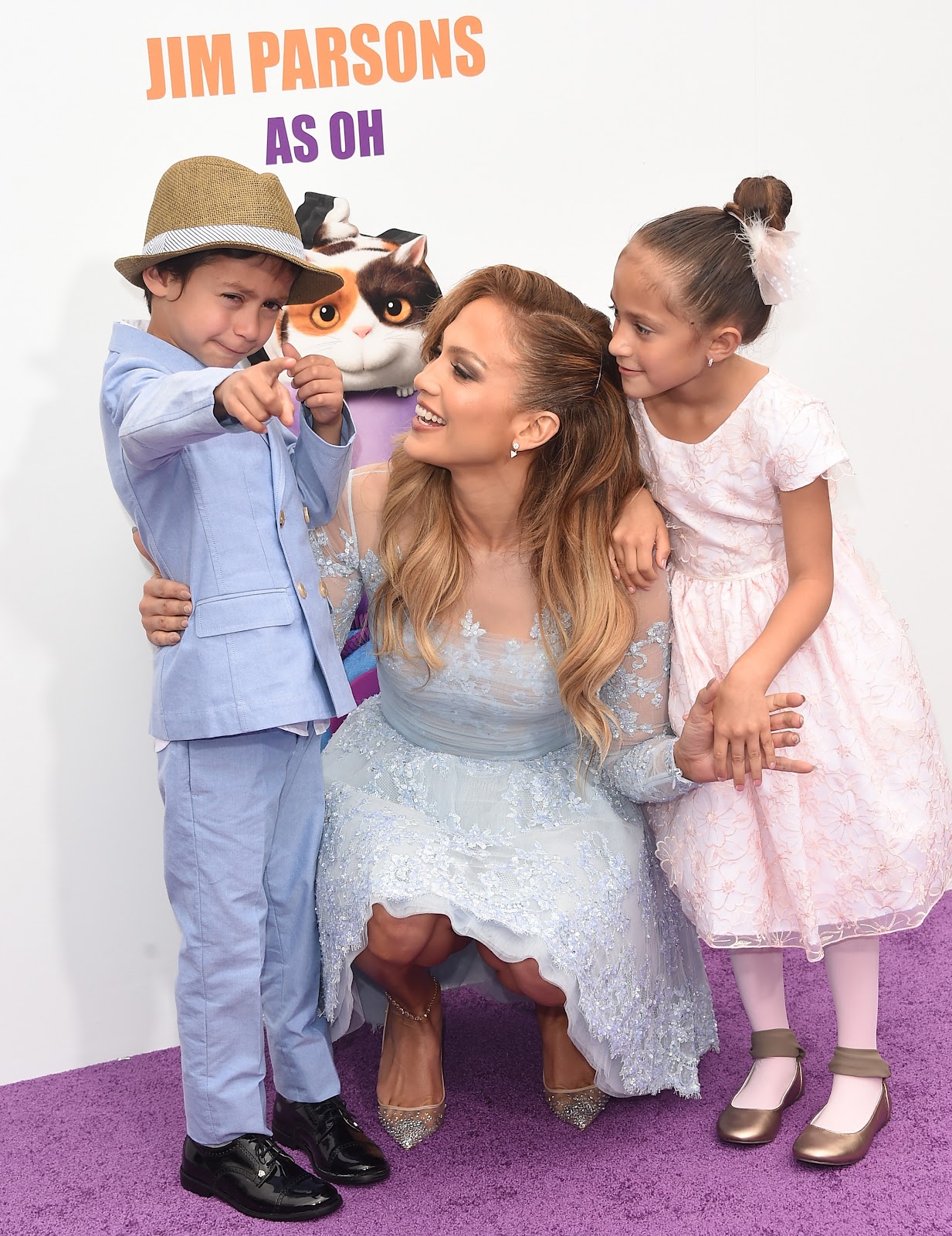 Jennifer Lopez with Max and Emme Muñiz at an event in 2015. | Source: Getty Images