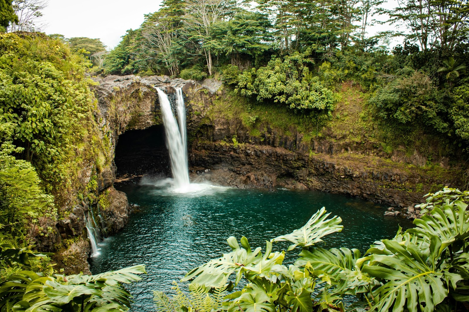 The stunning Rainbow Falls surrounded by vibrant tropical rainforest in Hilo, Hawai‘i.