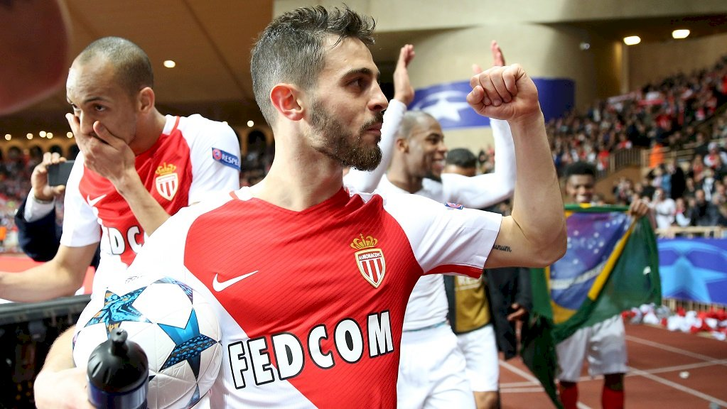 Bernardo Silva comemora com a torcida
