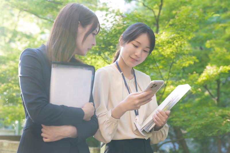 営業中の2人の女性