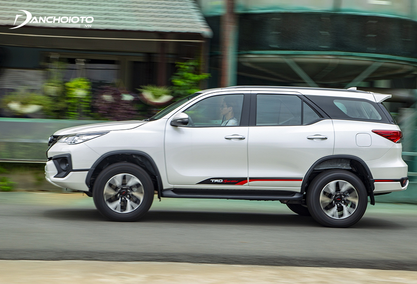 Toyota Fortuner máy xăng cũ phù hợp để chạy trong đô thị