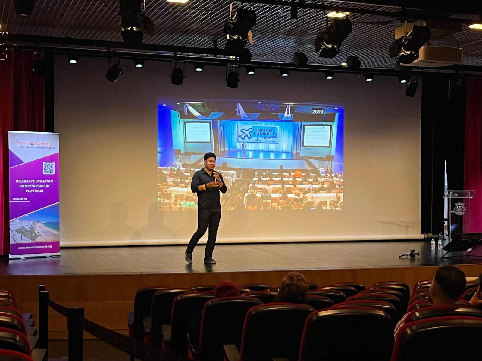 Sergio Sala talking about his nomad journey, showing a picture of his talk at the Nomad Summit in Cancun in 2019