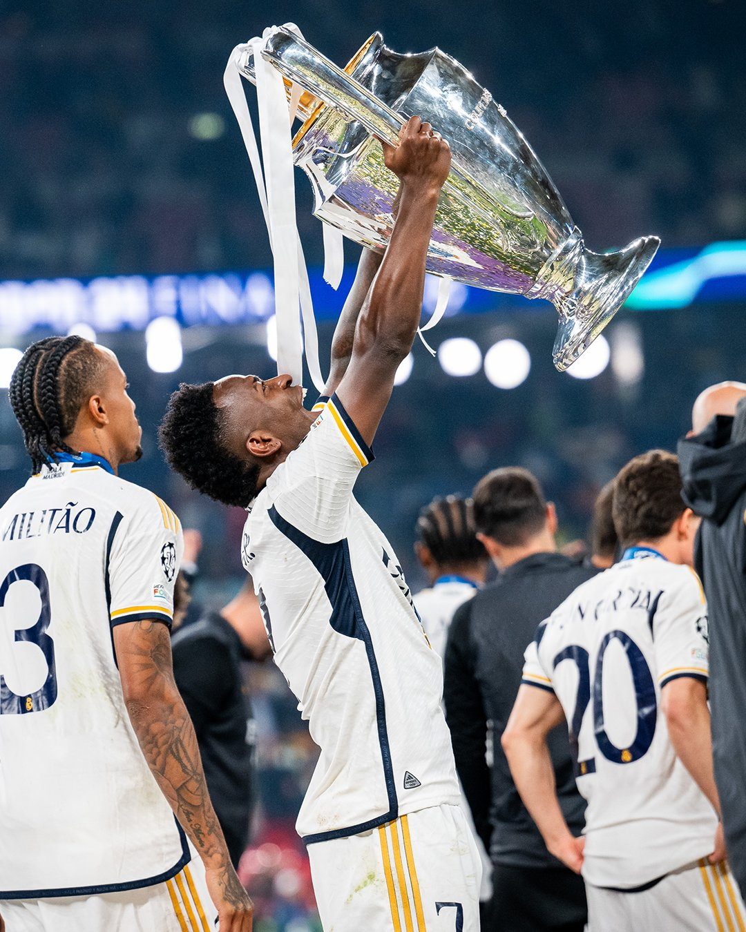 Vinicius Júnior com a taça de campeão da Champions League