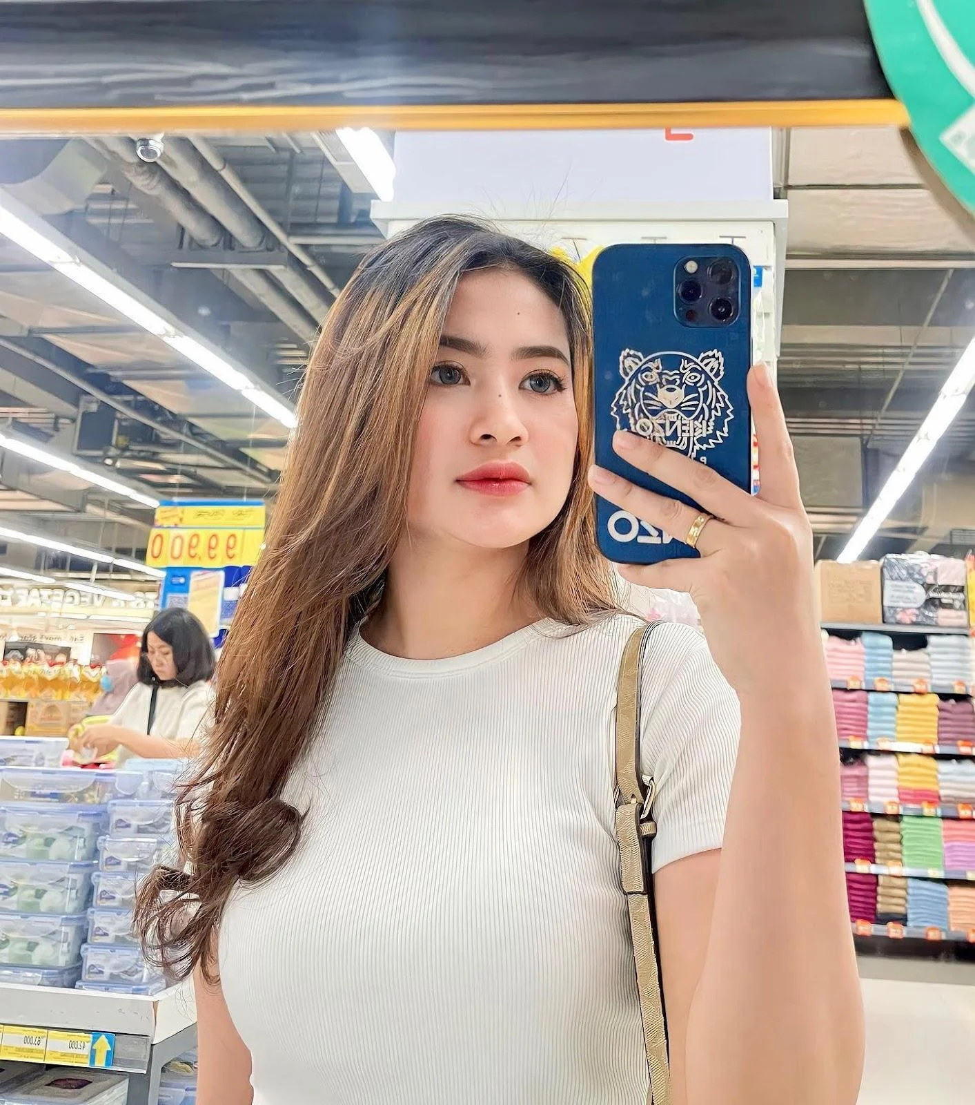 Wanita Cantik yang Membuat Panas Membara, wanita cantik, panas menggoda, cewek seksi