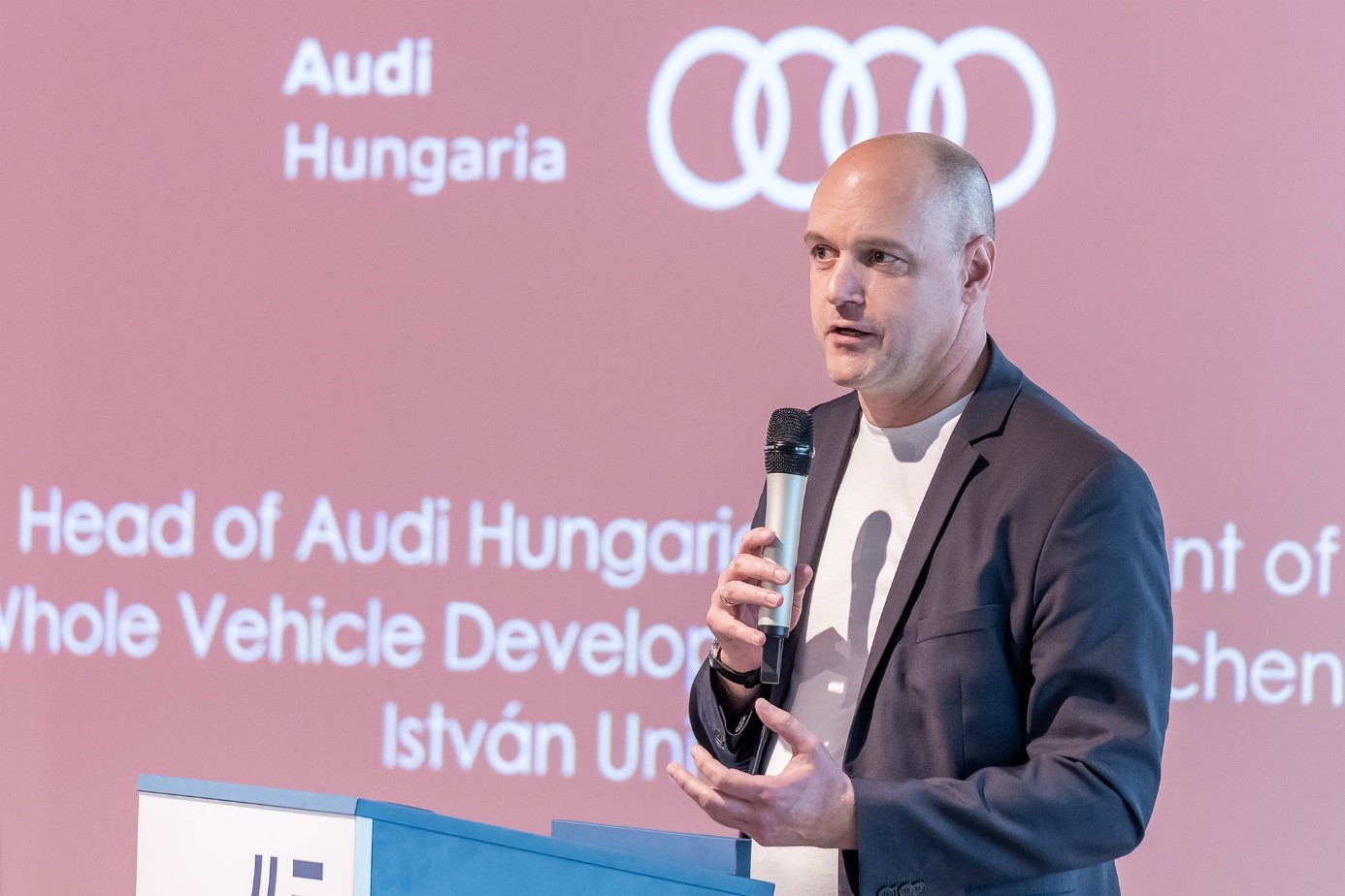 Audi Hungaria and Arrabona Racing Team share a passion for motorsport, which is why the company is happy to support this project, underlined Dr Dániel Feszty 