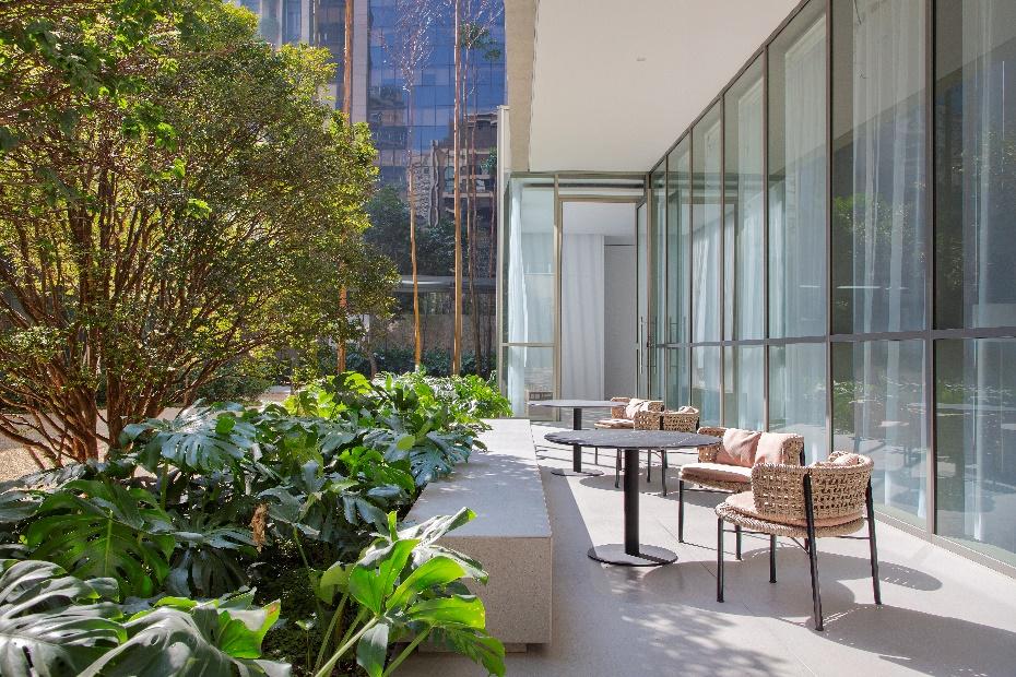 Jardim de uma casa com mesa e cadeiras

Descrição gerada automaticamente