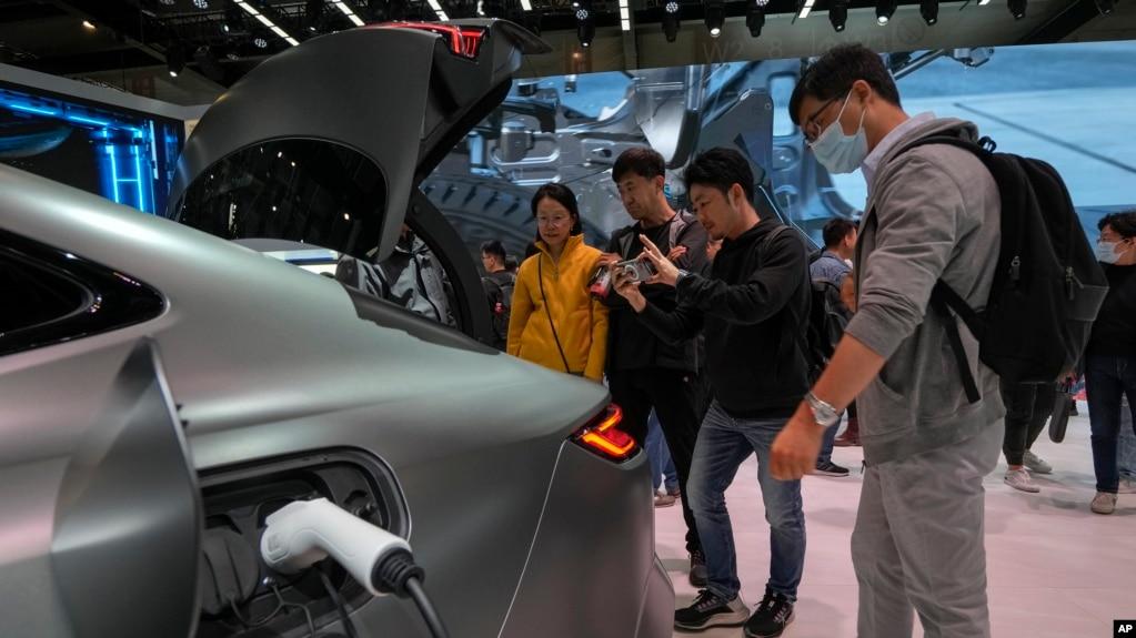 参观者在北京举行的2024中国国际车展上观看中国制造的吉利Galaxy E8电动汽车车型。(2024年4月28日)