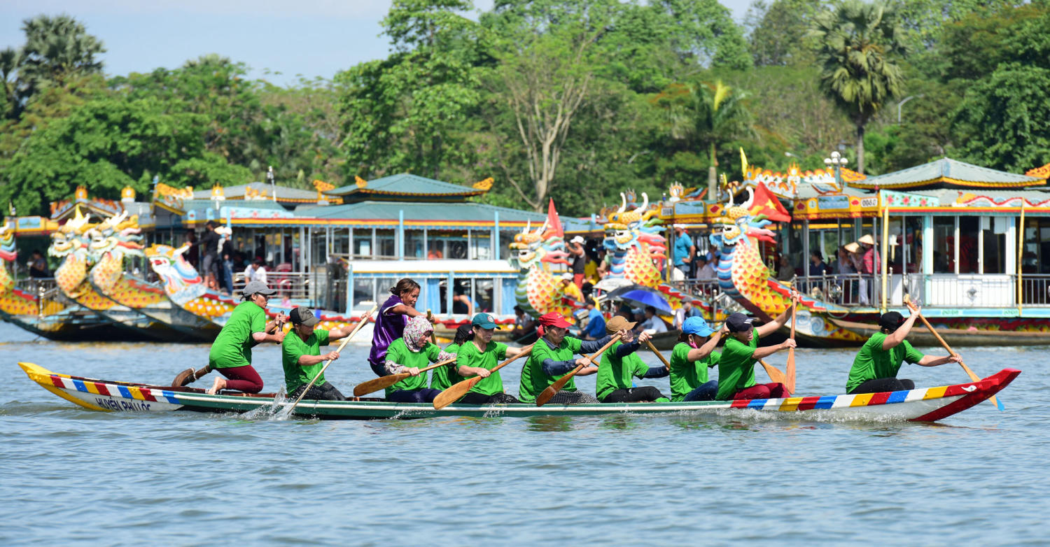 Lễ hội Đua Ghe thổi bùng sức sống trên những con sông yên bình của xứ Cố đô