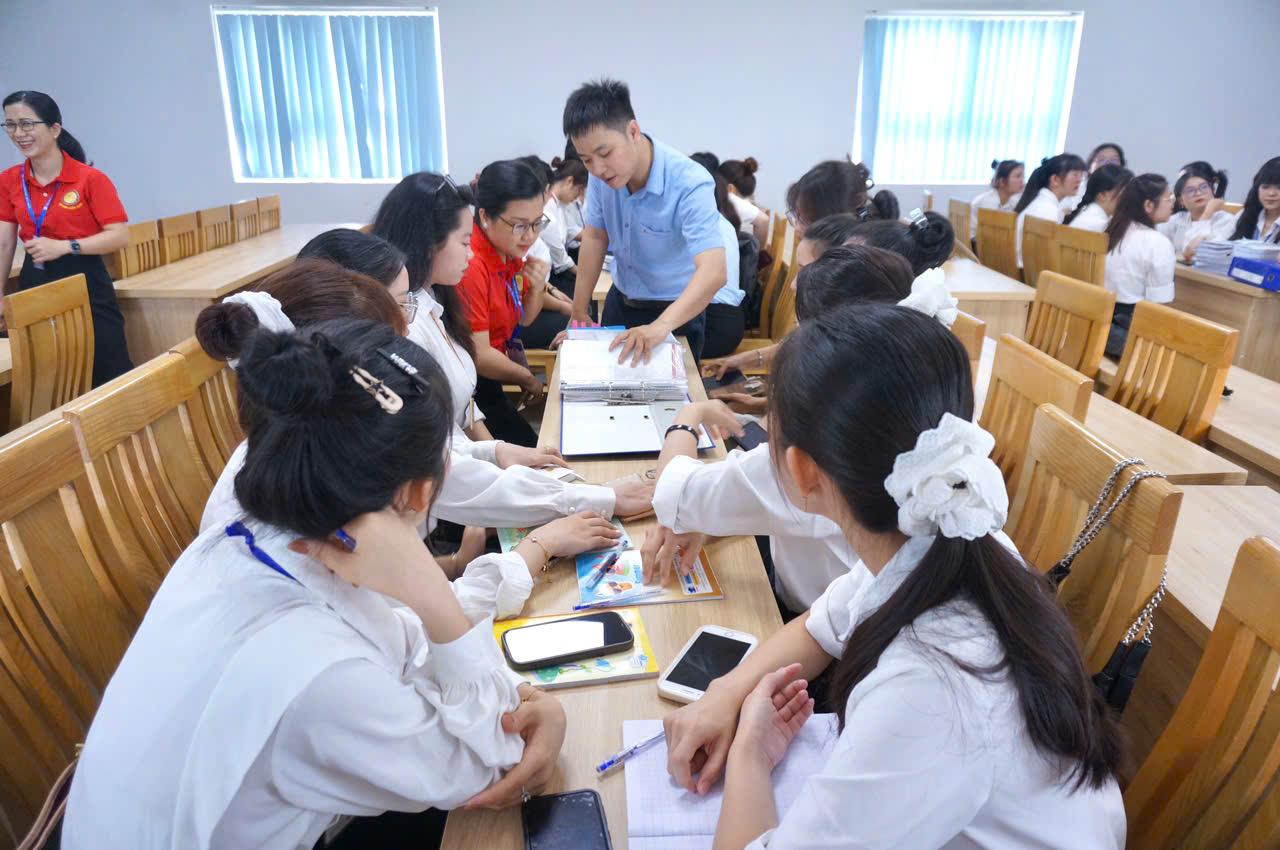 A group of people sitting at a tableAI-generated content may be incorrect.