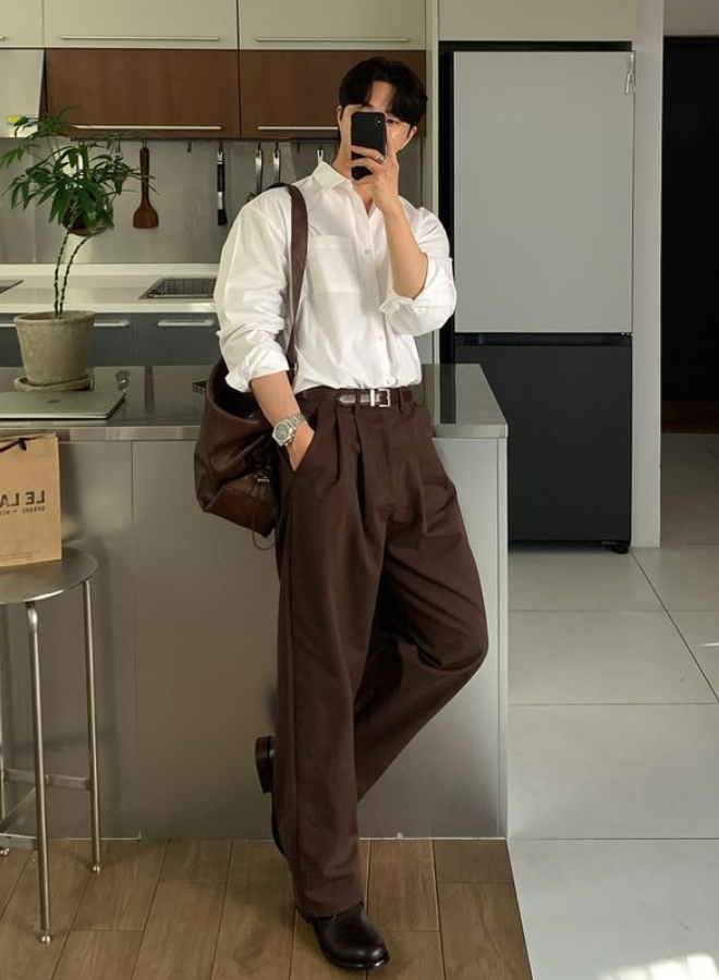 Pria tampil ala Korean Style dengan kemeja putih dan trouser cokelat.