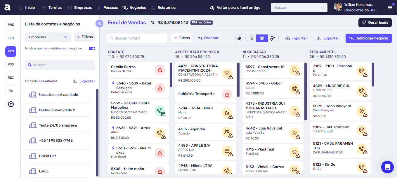 Imagem da interface do funil de vendas no sistema CRM do Agendor. Exibe a visualização em colunas com os estágios do processo comercial: Contato, Apresentar Proposta, Negociação e Fechamento. Cada card representa um negócio em andamento, com informações como nome do cliente, valor da negociação e status de atividades. Interface limpa, com menu lateral e superior, e opções de filtros, ordenação, importação e exportação de dados. Ideal para conteúdos sobre gestão de funil de vendas, CRM empresarial, organização de pipeline e produtividade comercial.