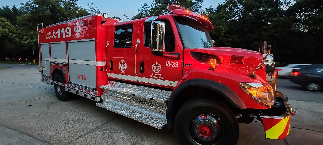 Una camioneta roja  Descripción generada automáticamente con confianza media