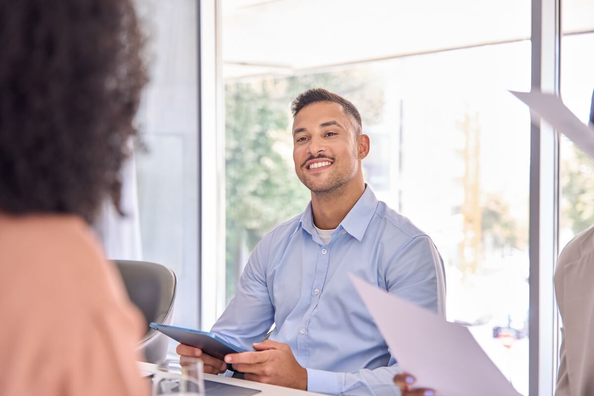 Onboarding training: employee smiling at his co-worker