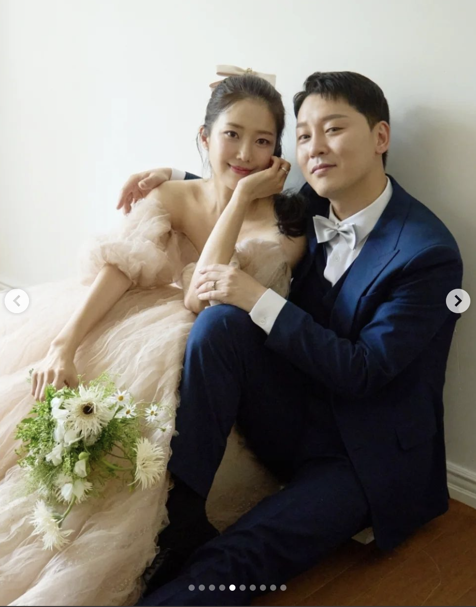 Seo Hae Won and her husband actor Kim Hyo Myung sitting on the floor 