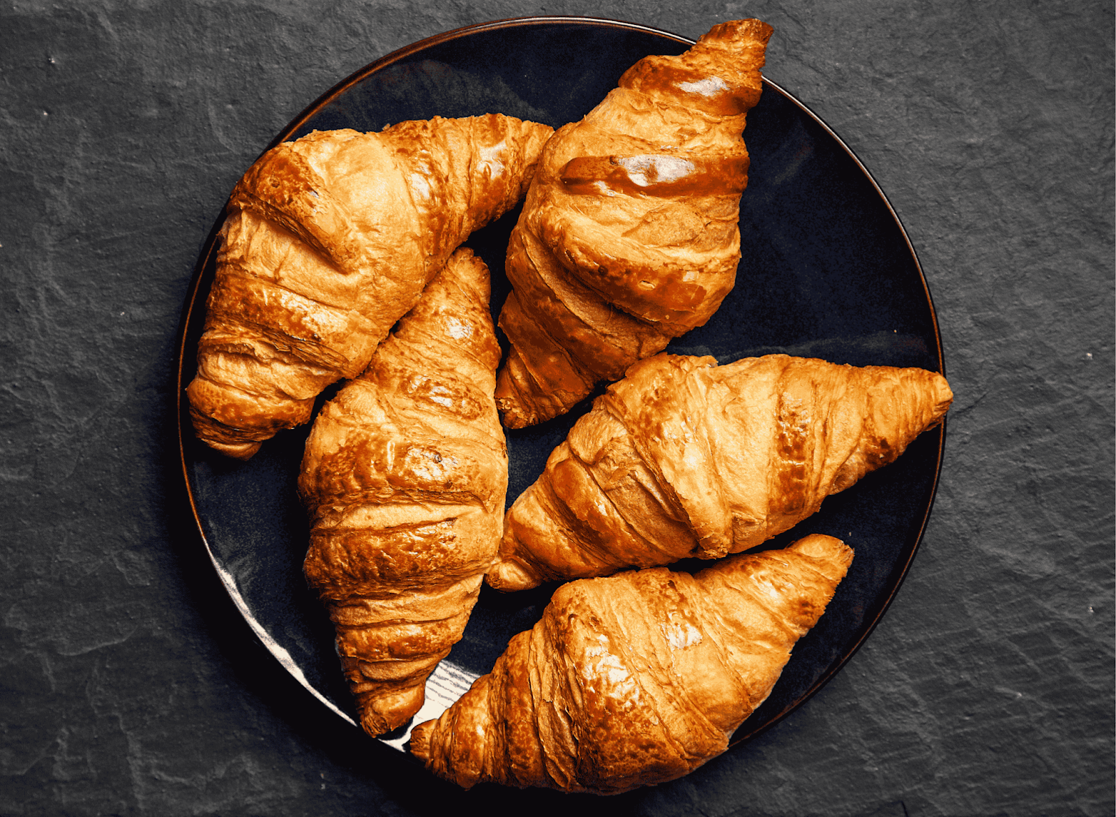 Croissant thường được dùng kèm với cà phê, mứt hoặc phô mai