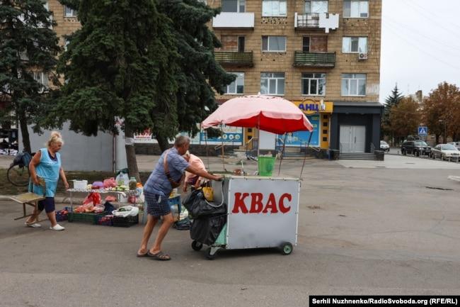 У Покровську незабаром розпочнеться комендантська година, вона тут з 15:00 до 11:00 години наступної доби: місцевий підприємець забирає лоток із &laquo;Квасом&raquo;