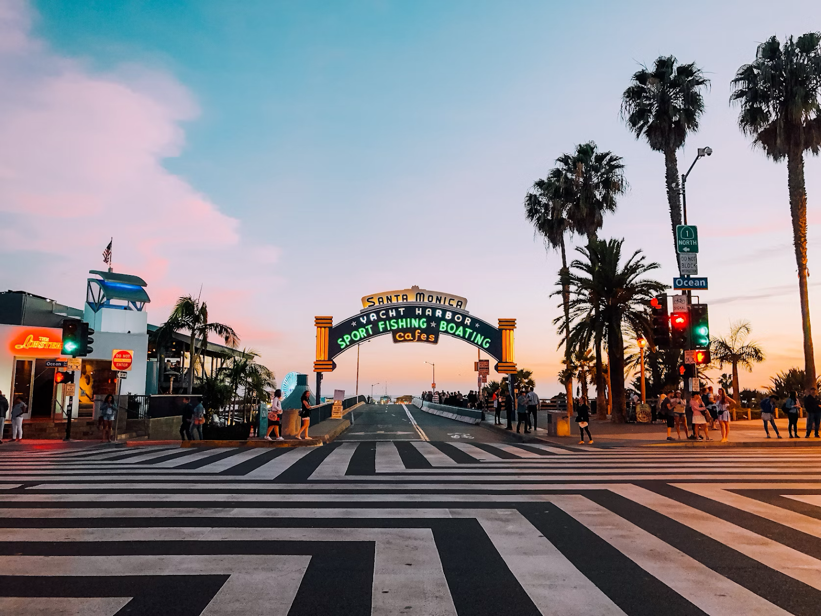 A street with a sign over it

AI-generated content may be incorrect.