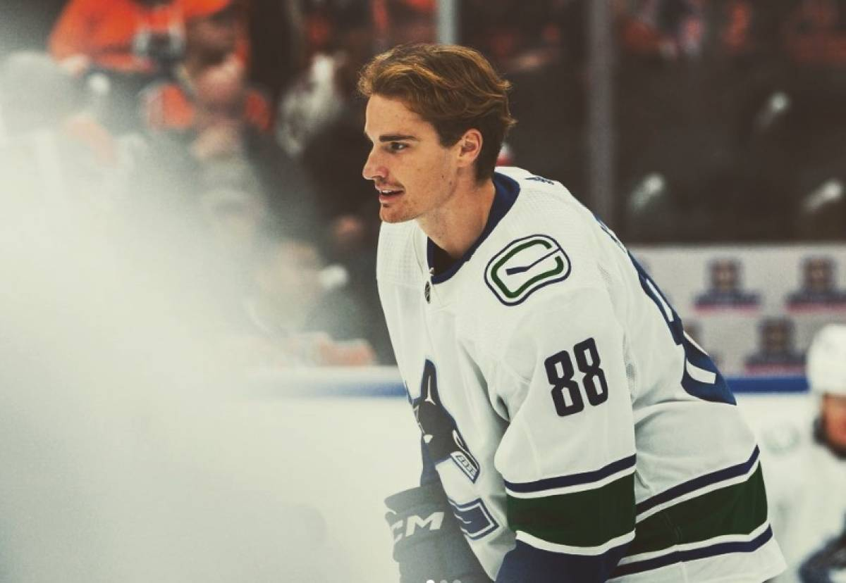 Canucks player Nils Aman