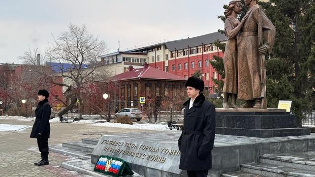 Изображение выглядит как на открытом воздухе, небо, одежда, строительство

Автоматически созданное описание