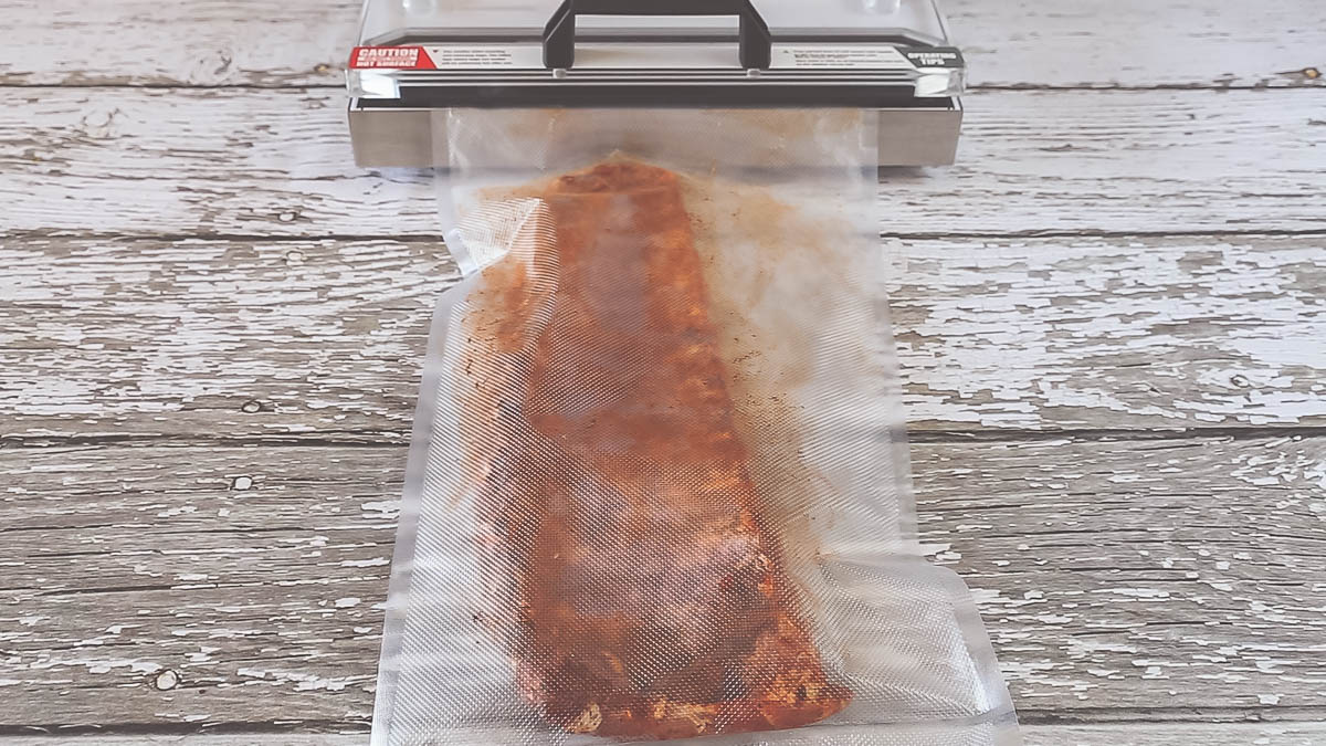 Ribs in a vacuum sealer bag for vacuum sealing