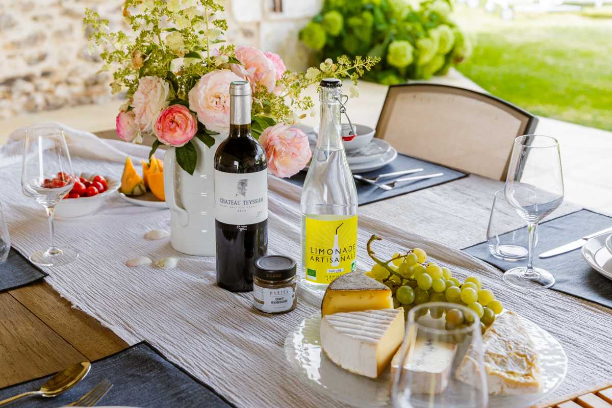 Outdoor dining at Chateau de Lasfonds