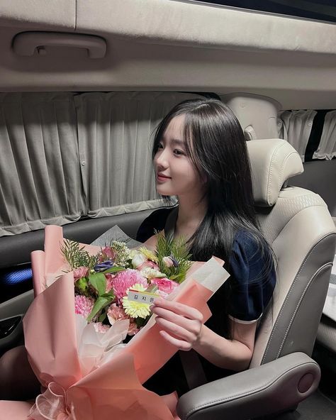 A picture of  Kang Na Eon holding a flower