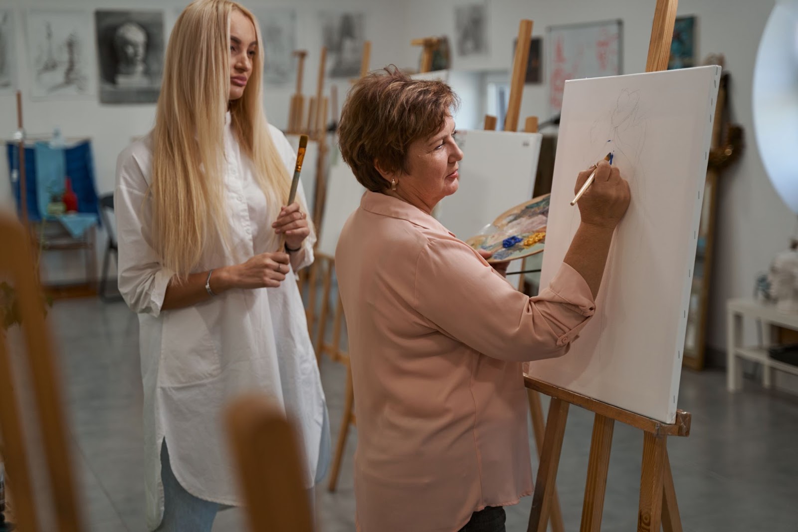 Mulher idosa encantada fazendo arteterapia na oficina