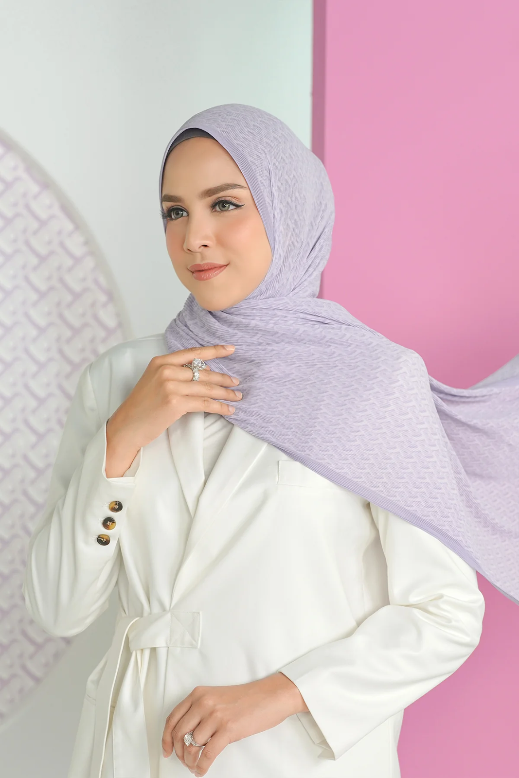 jilbab ungu dan baju putih