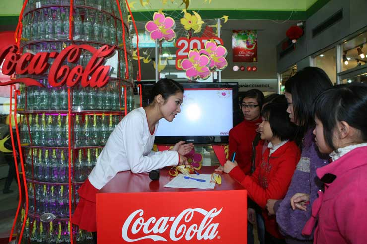 Giám sát viên tại Coca Cola cần xây dựng mối quan hệ vững chắc với các nhà phân phối và khách hàng