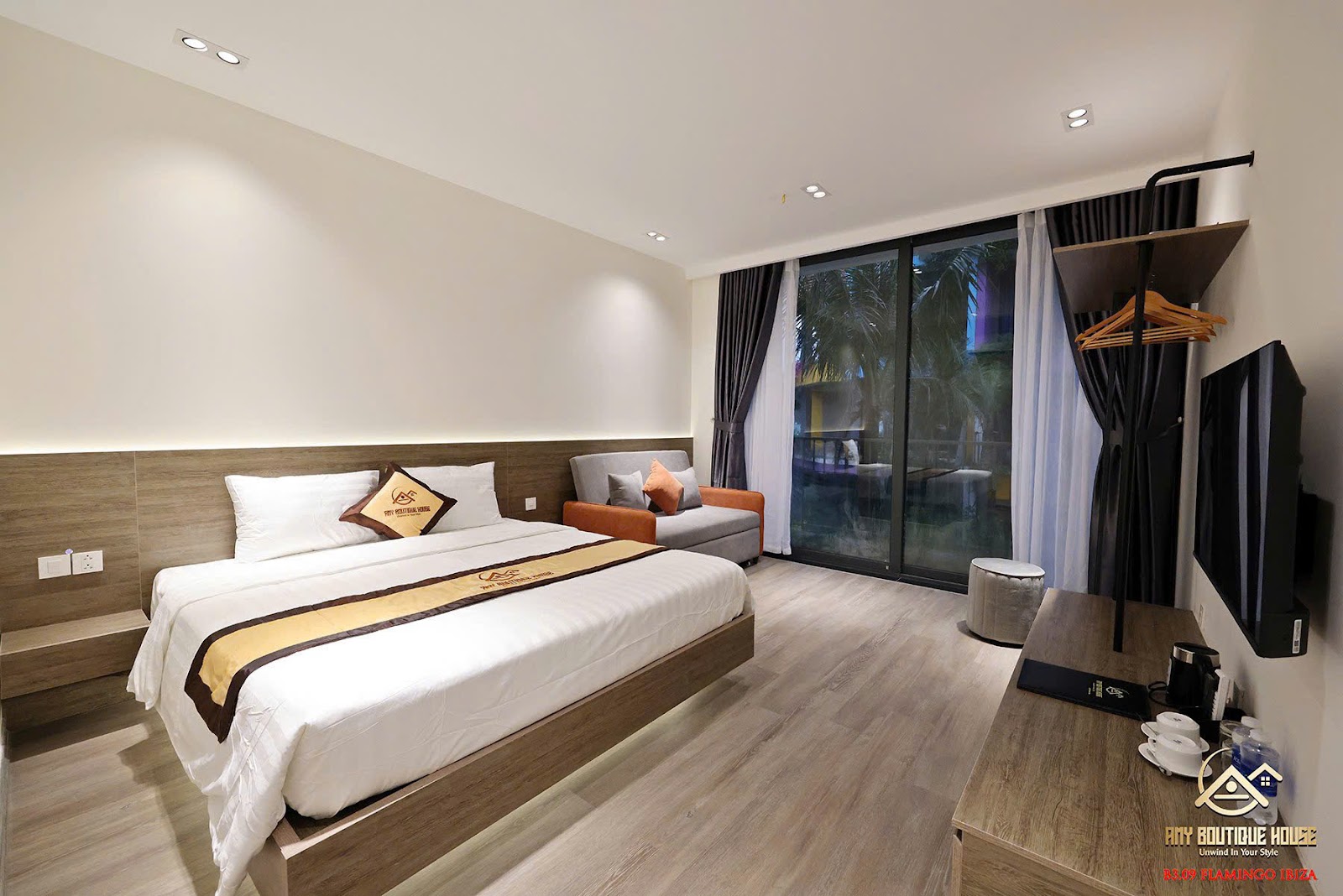 Một trong năm phòng ngủ sang trọng với giường cỡ lớn và sofa bed 
