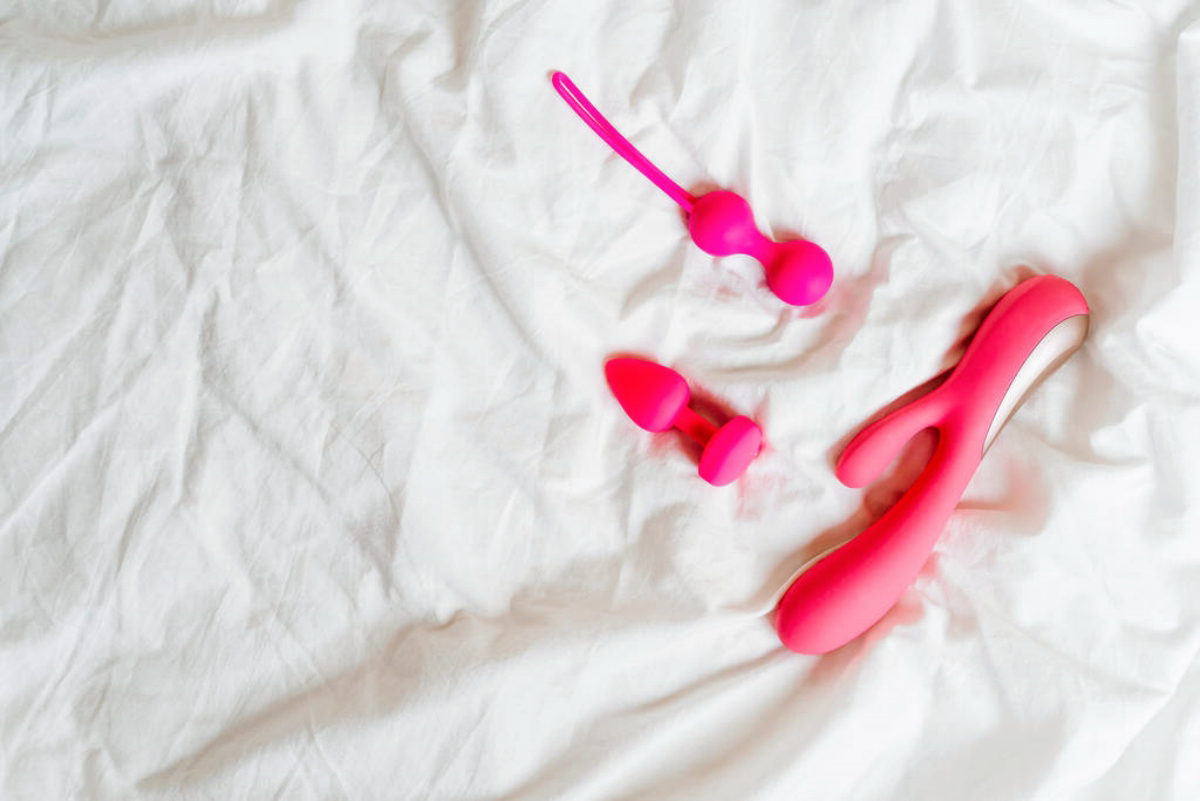 SEX TOYS IN BED