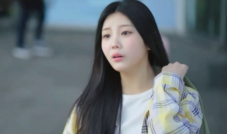 This contains an image of ILLIT Wonhee 
